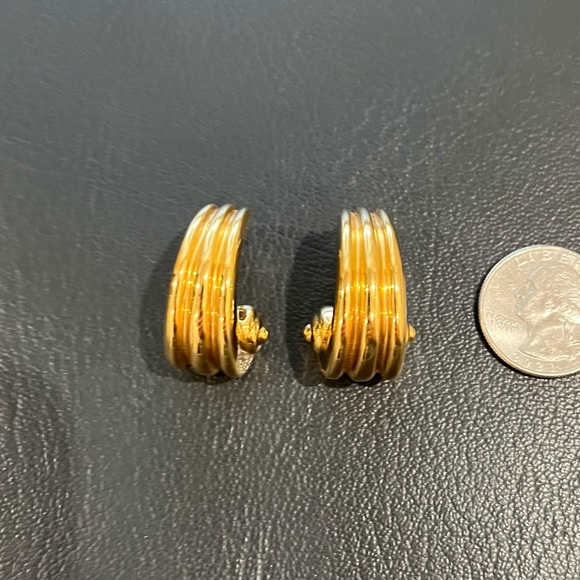 SOLD    SOLD 



Vintage Gold earrings .5 ounce lovely hollow earrings - Picture 2 of 4